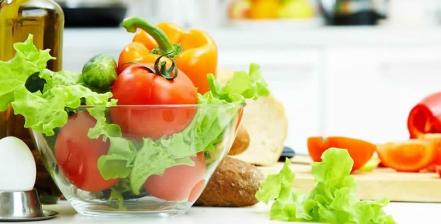 Tigela de salada com tomates, alface e pimentão:  a alimentação balanceada no tratamento da osteoartrite é recomendável e importante