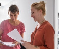 Duas mulheres conversam em um escritório. Após o diagnóstico da epilepsia é importante comunicar também no trabalho